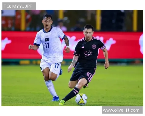 博主在街头偶遇足球明星展开热聊引发粉丝热议与羡慕