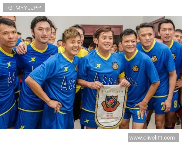 香港足球明星队齐聚一堂合影留念展现团结与激情的瞬间 香港足球明星队齐聚一堂合影留念展现团结与激情的瞬间