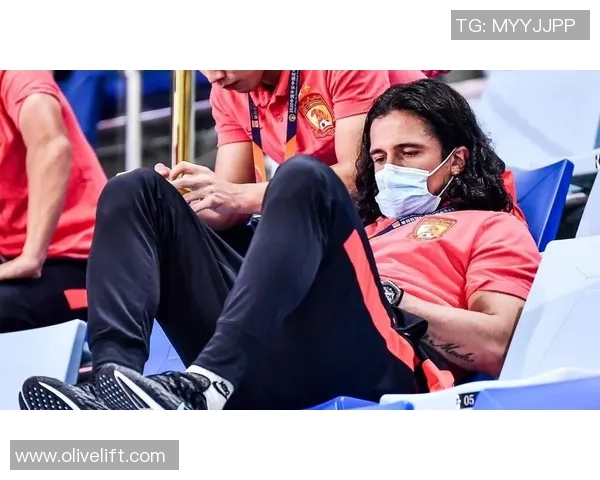 足球明星徐弘亲笔签名珍藏品揭幕引发球迷热议与追捧